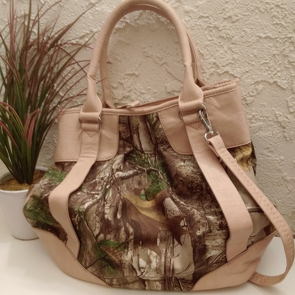 Realtree | Camo and Pink Handbag - Picture 2 of 8